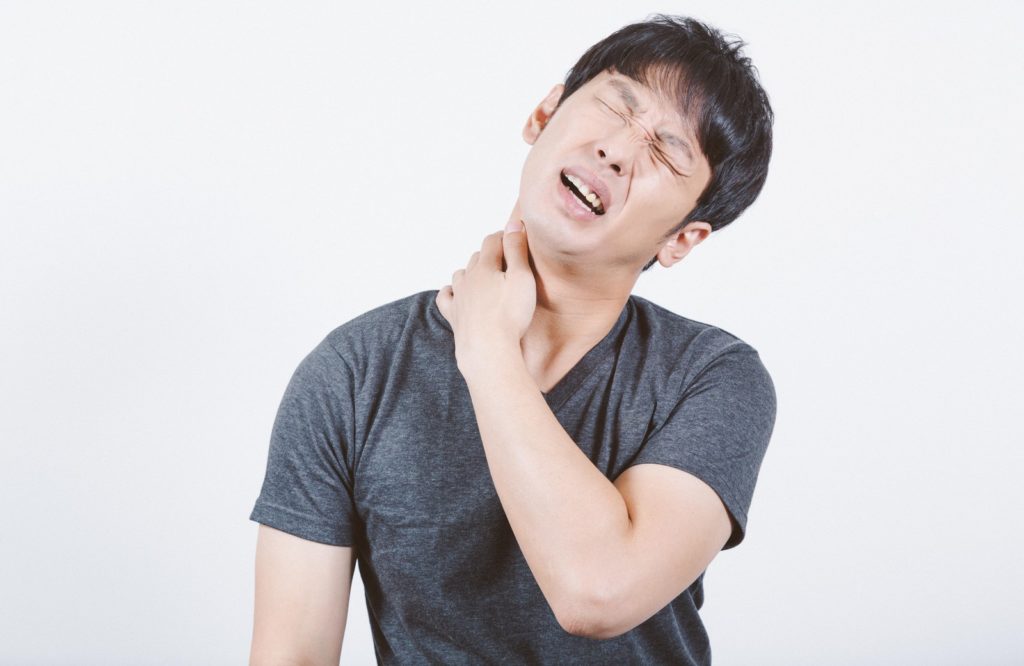 頭痛首こりがひどい男性