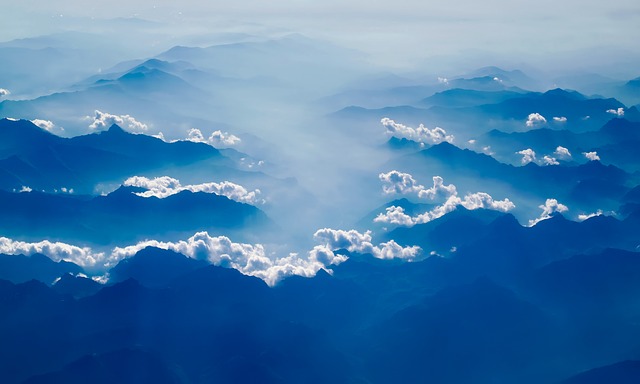 雨雲にも触れる高さの山々