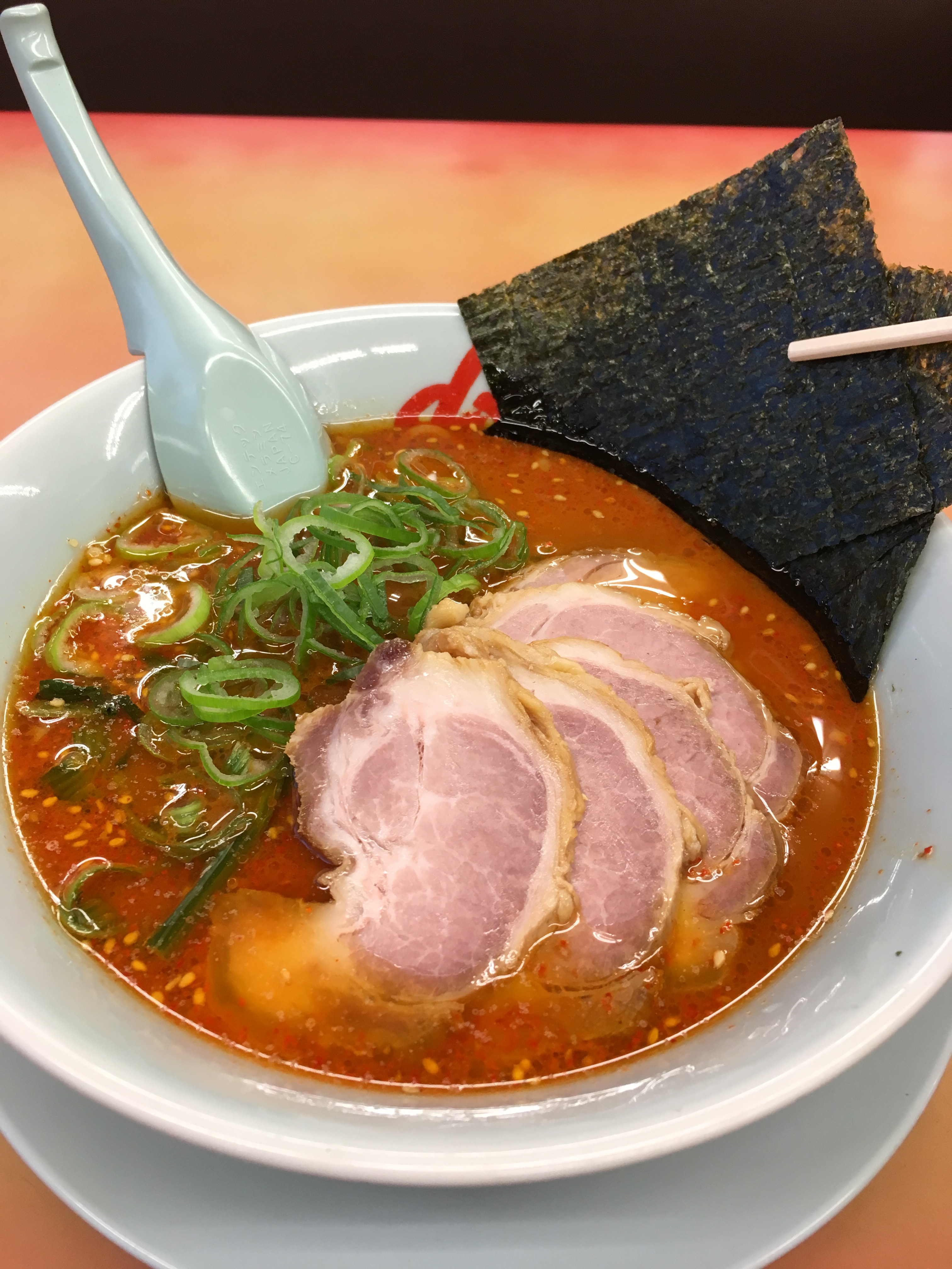 山岡家　辛味噌チャーシュー麺の海苔の位置