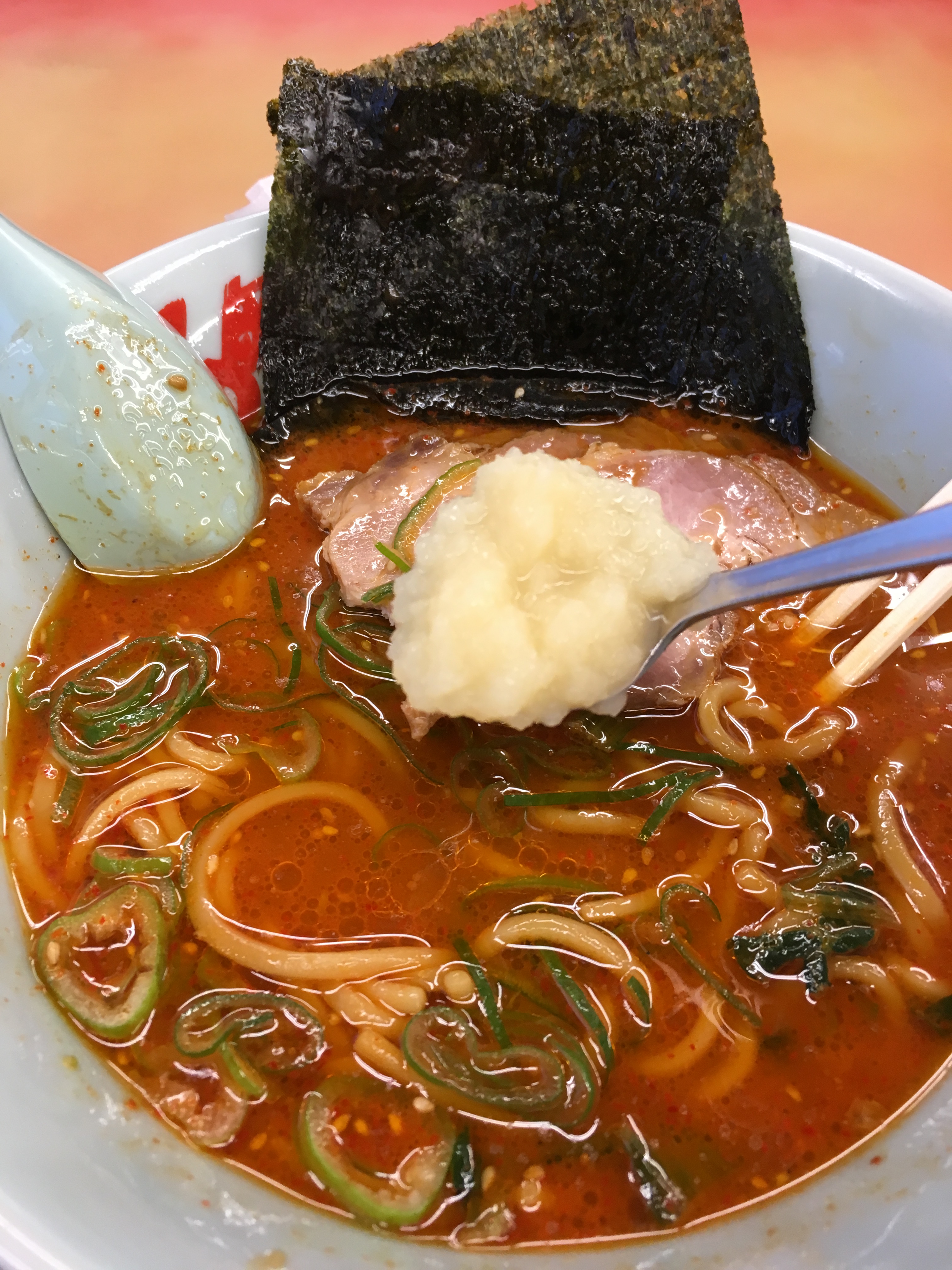 山岡家の辛味噌チャーシュー麺にすりにんにく