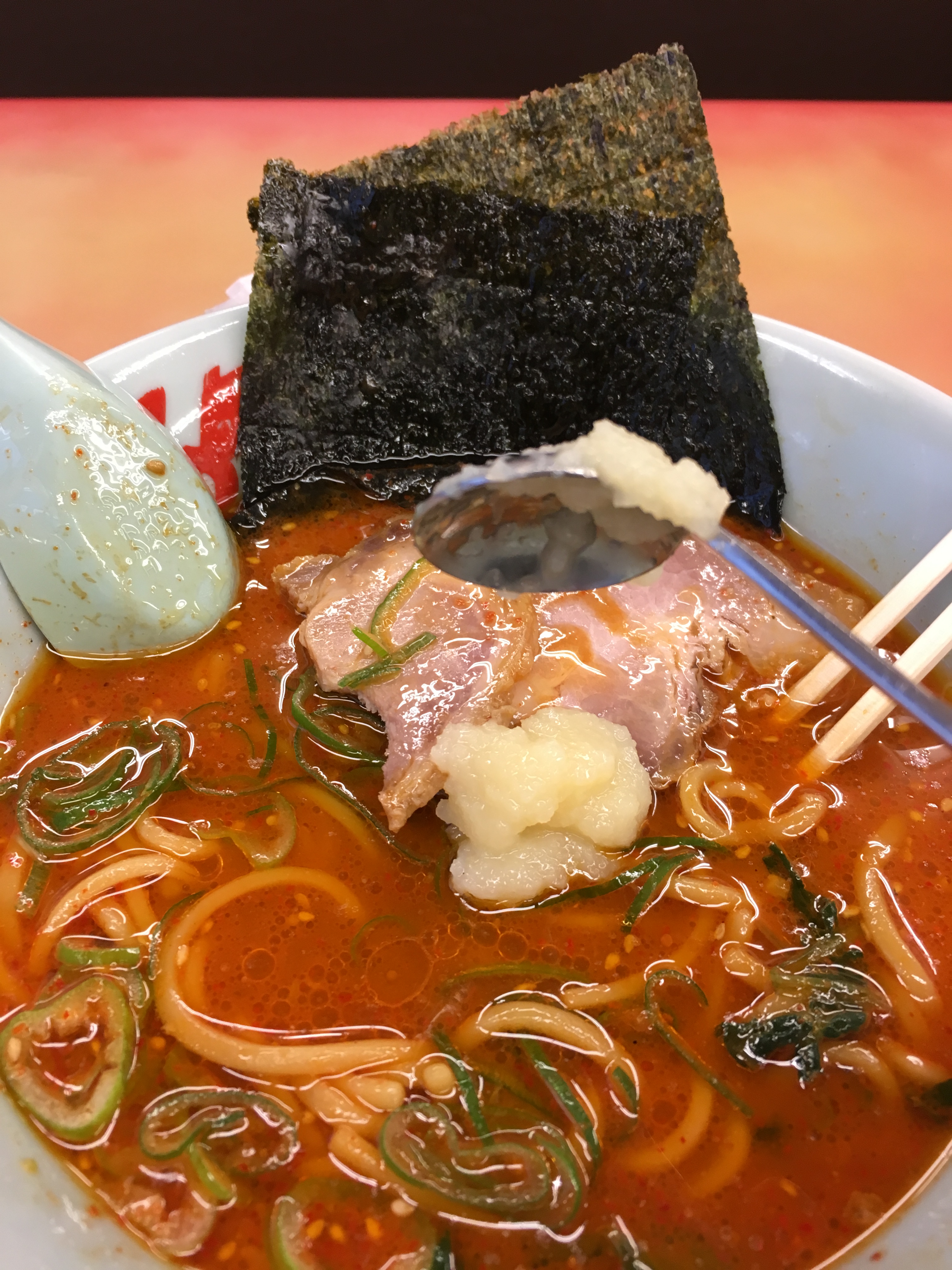 山岡家の辛味噌チャーシュー麺にすりにんにく